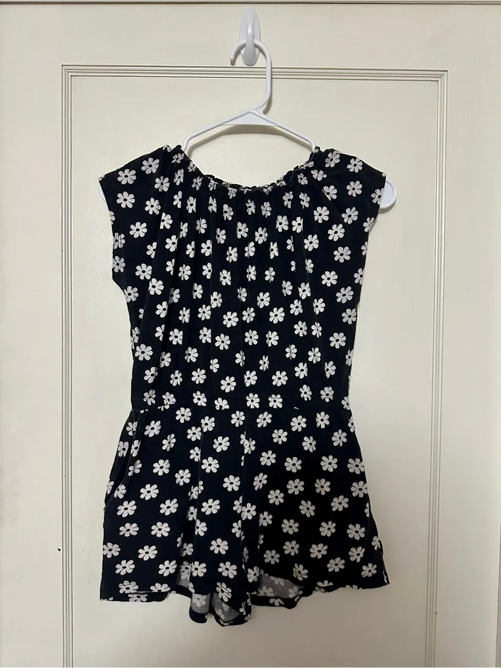 Black Floral Print Romper with Pockets - Playful Daisy Pattern - Girls’
